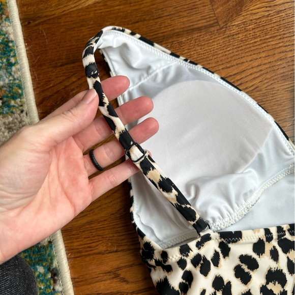 Women's Old Navy Ruched Deep V-Neck One Piece Swimsuit Leopard Animal Print. Med - Picture 4 of 8